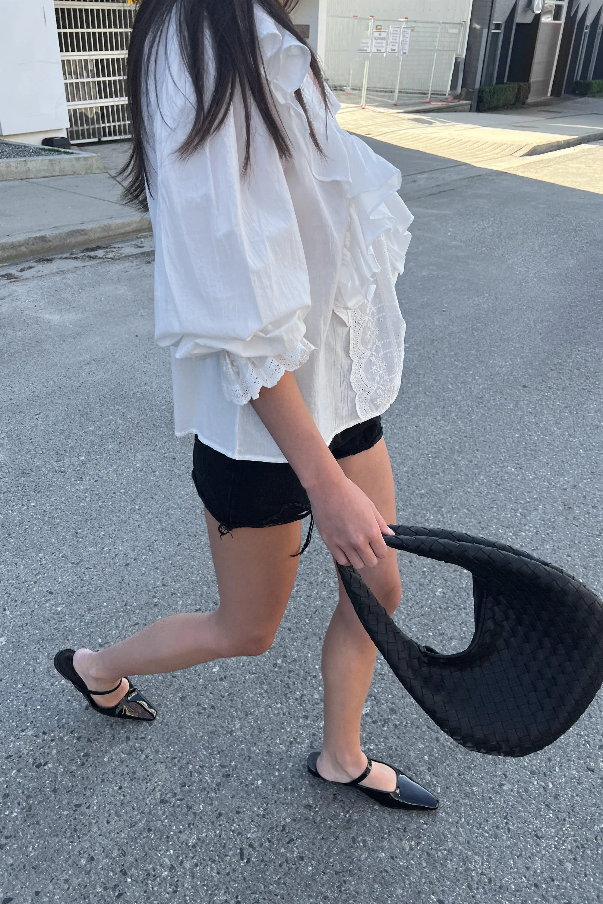 RUFFLED V-NECK BLOUSE